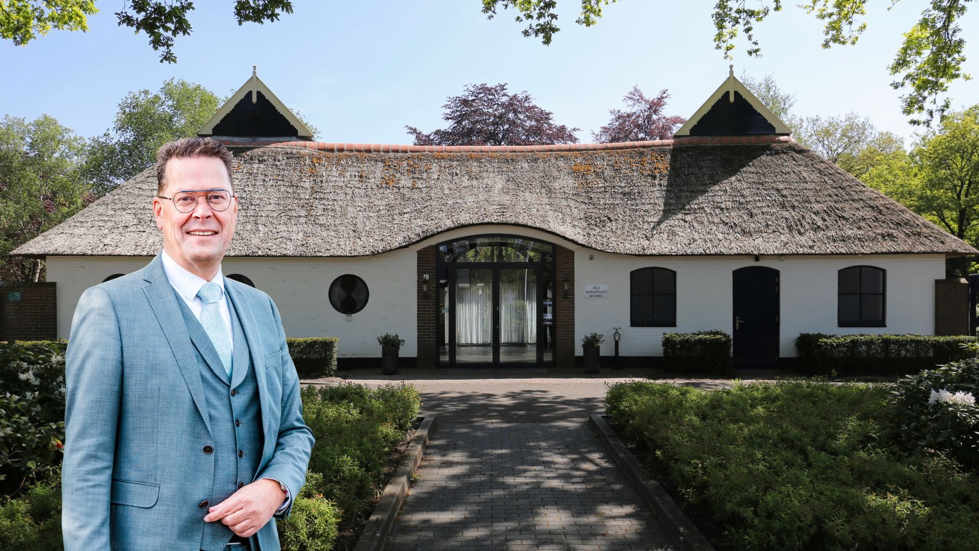 Gerrit van Spijkeren bij het rouwcentrum in Doornspijk